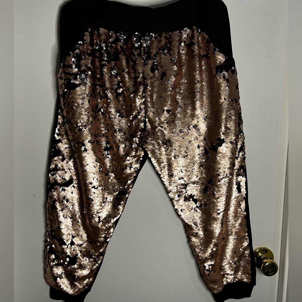Zumba Rose Gold Sequin Athletic Jogger Capris- Sz L